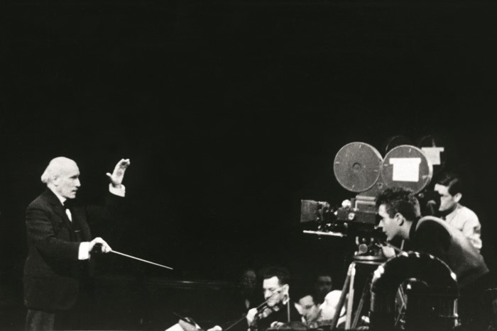Toscanini durante una sessione di registrazione con l'Orchestra della N.B.C..jpg