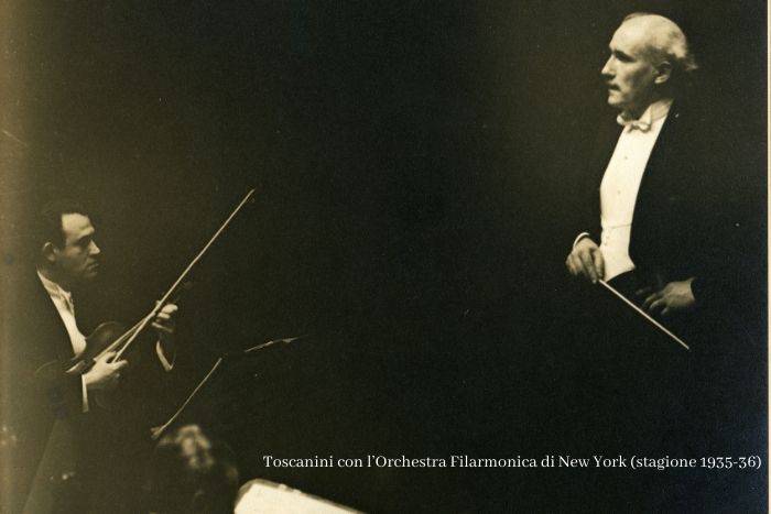 Toscanini con l’Orchestra Filarmonica di New York (stagione 1935-36).jpg